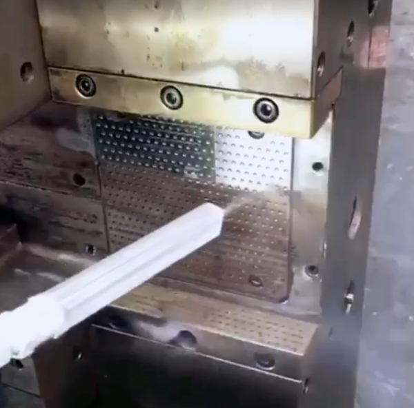 清洗五金零部件应该使用哪种清洗剂？